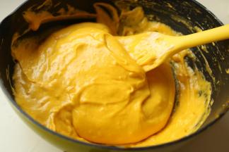 用刮刀翻拌均匀。