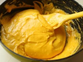 用刮刀翻拌均匀。