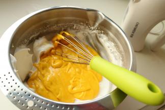 再把翻拌好的蛋黄糊倒回到剩余的蛋白霜里。