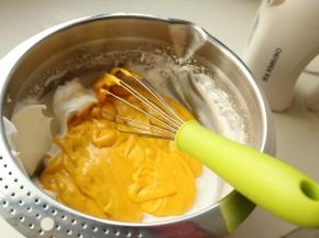 再把翻拌好的蛋黄糊倒回到剩余的蛋白霜里。