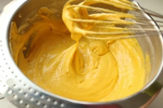 用手抽搅拌至均匀，可以成倒三角滴落。