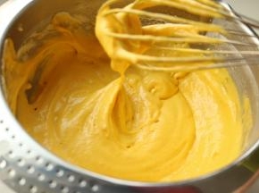 用手抽搅拌至均匀，可以成倒三角滴落。