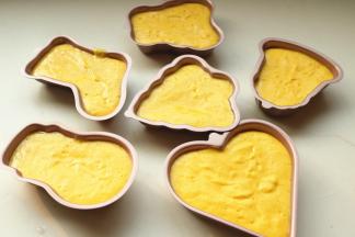 把蛋糕糊倒入学厨圣诞套装模具内，稍微震一下震出气泡。