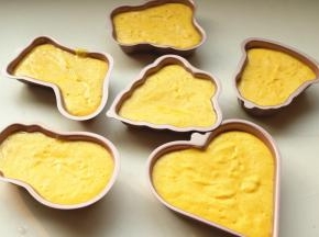 把蛋糕糊倒入学厨圣诞套装模具内，稍微震一下震出气泡。