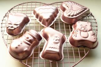 烤好的蛋糕，倒扣在烤网上晾几分钟。