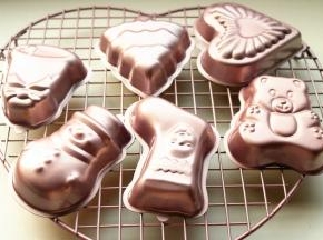 烤好的蛋糕，倒扣在烤网上晾几分钟。