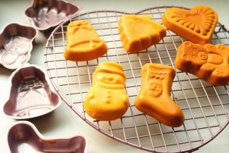 不要凉透，还温热的时候轻轻磕一磕模具，脱出蛋糕。