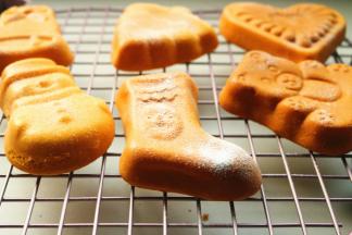 蛋糕表面光滑，图案清晰，脱模很完美，撒一些糖粉装饰就很美了。