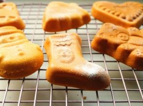 蛋糕表面光滑，图案清晰，脱模很完美，撒一些糖粉装饰就很美了。