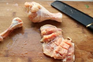 鸡小腿，去骨，肉上切几刀，烤过之后比较平整，切出来好看。