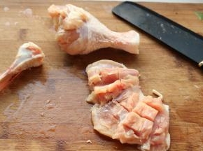 鸡小腿，去骨，肉上切几刀，烤过之后比较平整，切出来好看。