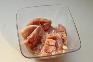 放入保鲜盒里。