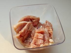 放入保鲜盒里。