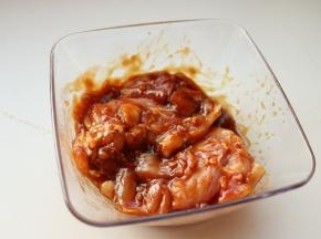 拌匀腌制2小时以上。