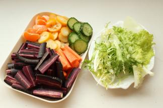 准备好这些蔬菜。紫玉胡萝卜切细条，胡萝卜也切细条.其余的都切片，