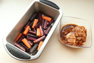 鸡肉腌好了，先把胡萝卜条铺在烤盘底部。