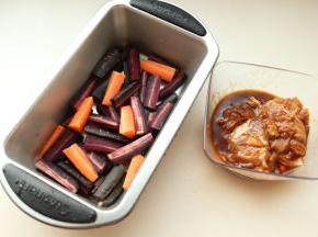 鸡肉腌好了，先把胡萝卜条铺在烤盘底部。