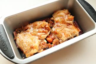 腌好的鸡腿肉放在上面，鸡皮朝上。腌汁也不要浪费，浇在最上面。