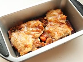 腌好的鸡腿肉放在上面，鸡皮朝上。腌汁也不要浪费，浇在最上面。