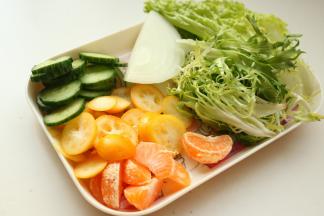 金桔记得去掉籽，桔子去皮掰开。苦菊和生菜撕小朵。加入油醋汁拌匀。