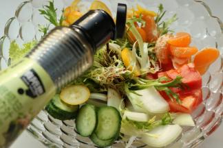 加入柠檬油醋汁，拌匀。