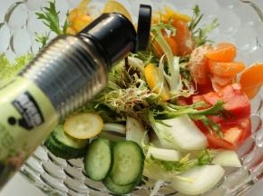 加入柠檬油醋汁，拌匀。