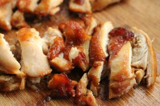 烤好的鸡腿肉，斩块。