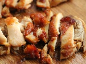 烤好的鸡腿肉，斩块。