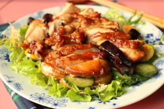 鸡腿铺在上面，好吃好看的烤鸡腿肉沙拉就完成了。