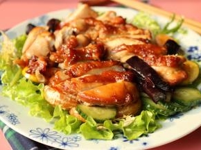 鸡腿铺在上面，好吃好看的烤鸡腿肉沙拉就完成了。