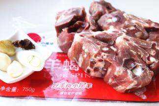 准备好羊蝎子和香料，我只用了葱姜蒜和八角。