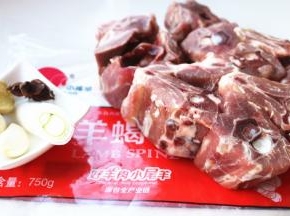 准备好羊蝎子和香料，我只用了葱姜蒜和八角。