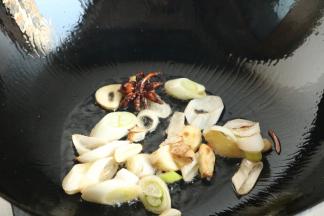 炒锅加入花生油，放入葱姜蒜和八角煸炒出香味。