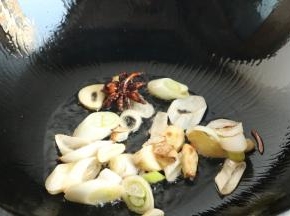 炒锅加入花生油，放入葱姜蒜和八角煸炒出香味。
