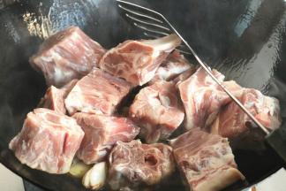 加入羊蝎子翻炒。