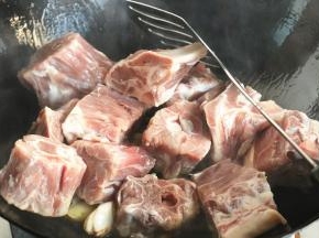 加入羊蝎子翻炒。