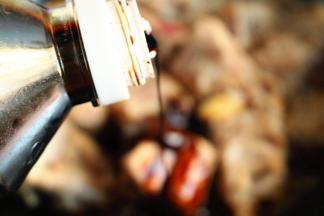 加入少许红烧酱油，翻炒均匀。