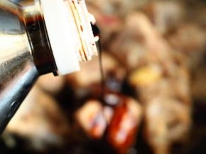 加入少许红烧酱油，翻炒均匀。