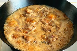 加入足够的水，大火烧开，撇去浮沫，再转中小火炖1个小时就可以了。