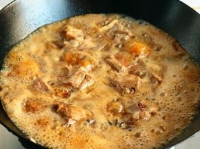 加入足够的水，大火烧开，撇去浮沫，再转中小火炖1个小时就可以了。