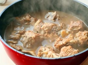 炖好的羊蝎子，骨汤浓郁，味道鲜美