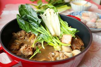 准备一些丸子青菜什么的，开始愉快的涮火锅吧。