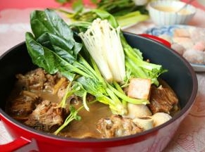 准备一些丸子青菜什么的，开始愉快的涮火锅吧。