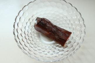 腊肉浸泡4小时以上，泡去大量盐分，并且洗净表面脏东西。