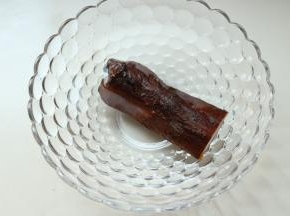 腊肉浸泡4小时以上，泡去大量盐分，并且洗净表面脏东西。