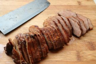 洗干净并且泡软的腊肉切成均匀厚薄的肉片。