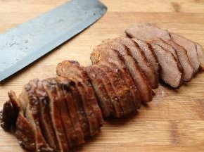 洗干净并且泡软的腊肉切成均匀厚薄的肉片。