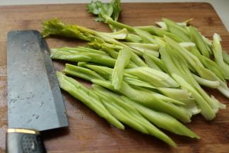 芹菜也切成段。