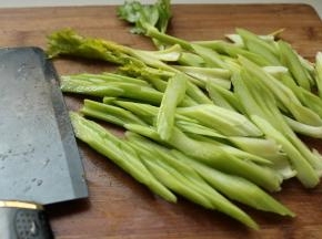 芹菜也切成段。