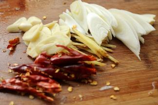 香料处理一下。切成片或者丝。